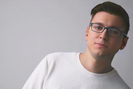  أحمد القاق يطلق أغنية جديدة بعنوان " ملناش غير بعض " !